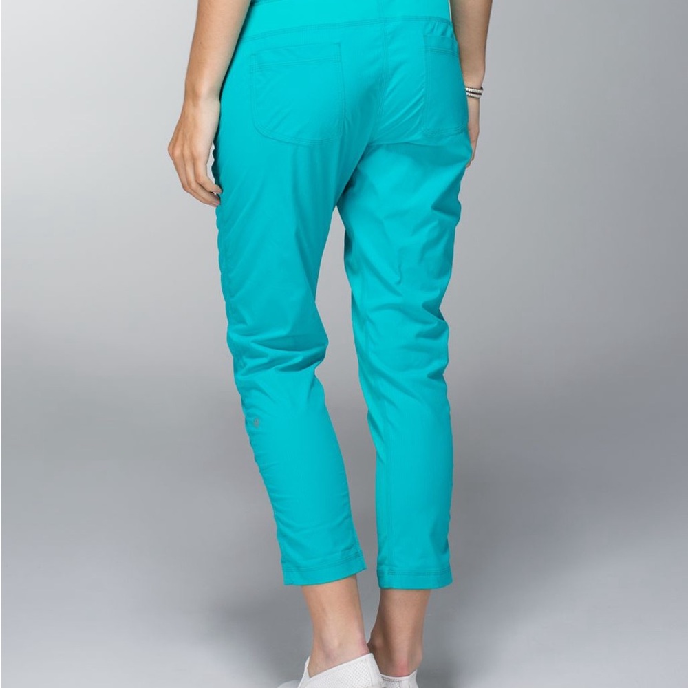 Lululemon dance studio crop